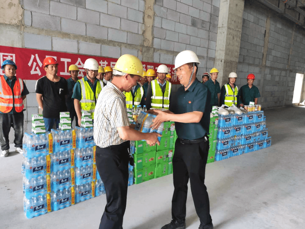 热“情”不减l公司工会开展一线送清凉活动