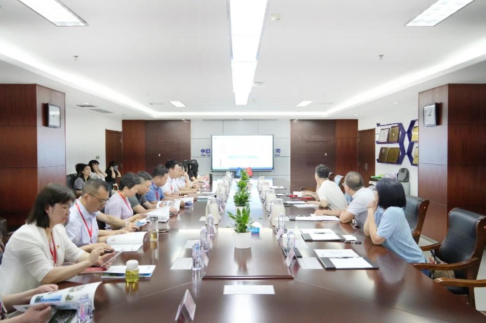 二七区人大常委会主任吕安民一行到公司调研