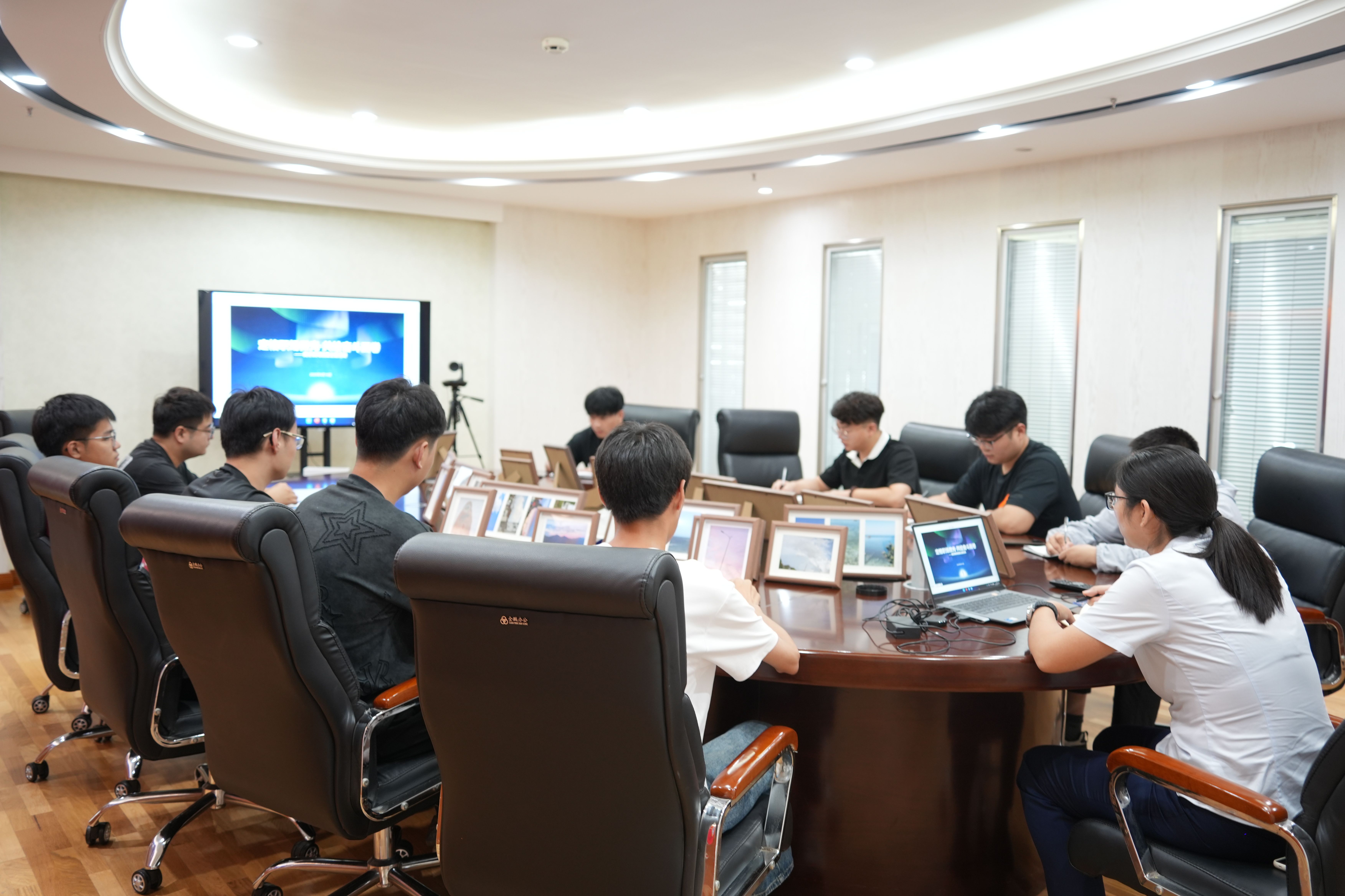 定格职场微光·共绘奋斗画卷 ——公司团委开展美好瞬间拍摄主题活动