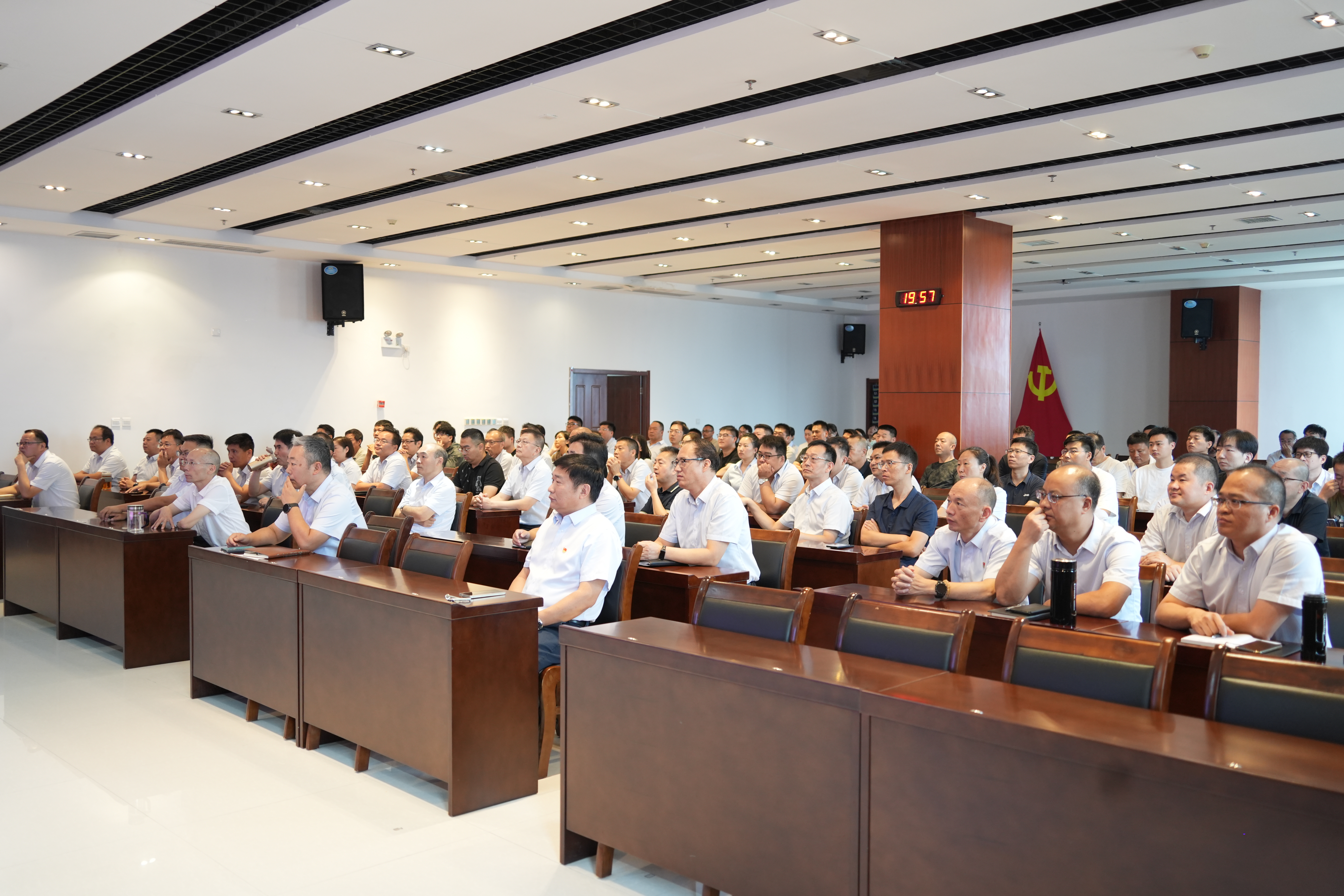 公司组织全体干部职工集中观看纪念中国人民抗日战争暨世界反法西斯战争胜利80周年大会