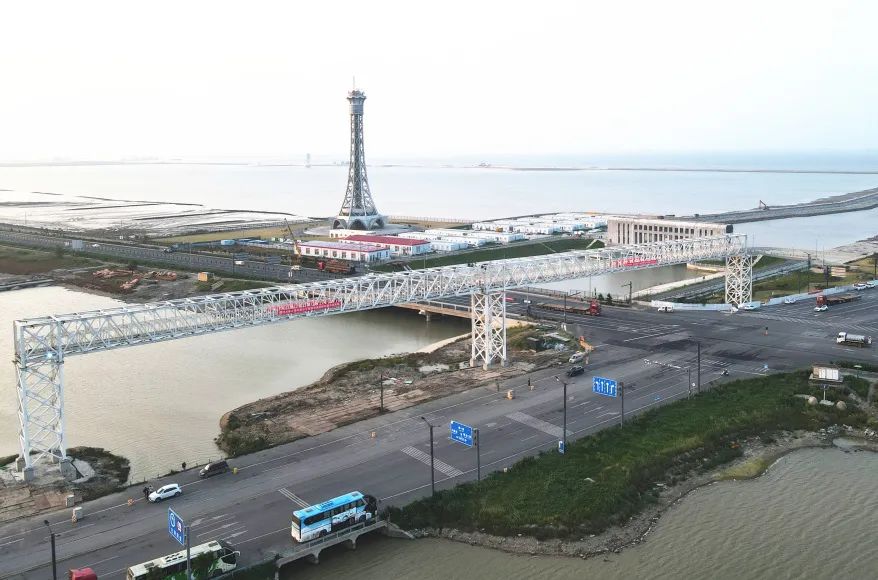 徐圩新区干散货输送栈桥一期项目跨海滨大道完成桁架吊装
